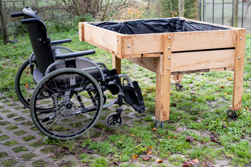 Moestuinbak met ruimte voor rolwagen - op wielen -  kastanjehout - €125